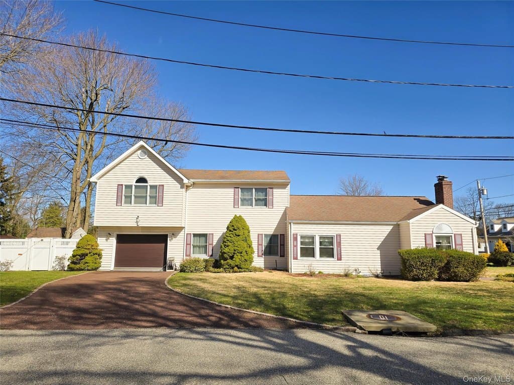 4 bedroom house for sale at 43 Fort Hill Rd Huntington 11743 - $949,000