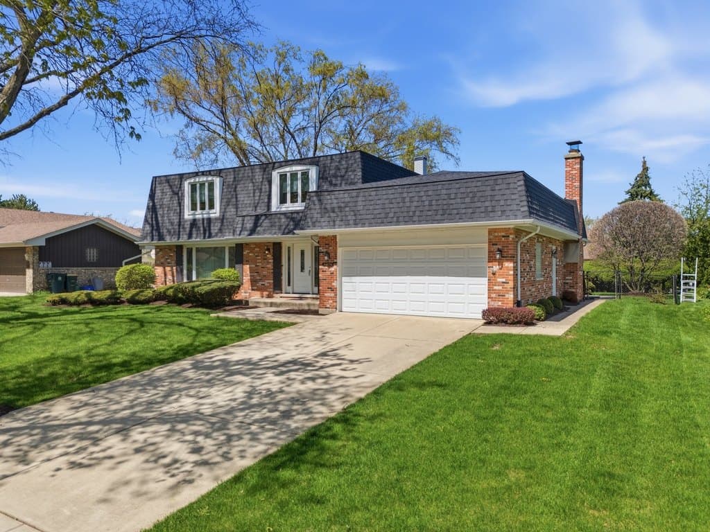 4 bedroom house for sale at 18W276 Holly Ave Darien 60561 - $469,000
