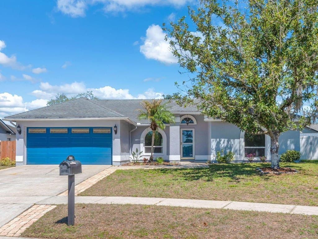 3 bedroom house for sale at 2805 Tammarron Ln Brandon - $385,000