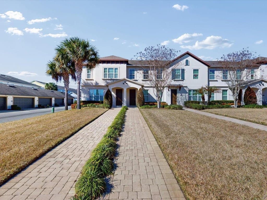 3 bedroom townhouse for sale at 7249 Shadeview Aly Windermere 34786 - $429,000