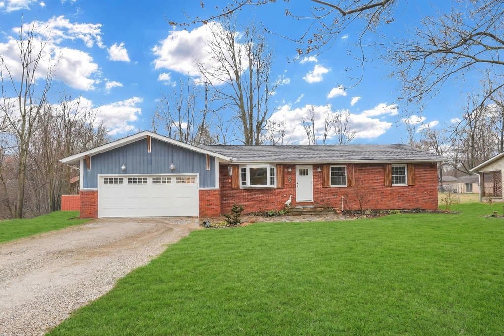 4 bedroom house for sale at 237 Riva Ridge Rd SW Beechwood Trails - $379,900