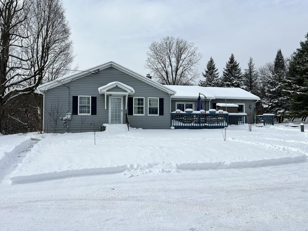 3 bedroom house for sale at 556 Prospect St Champlain - $212,000