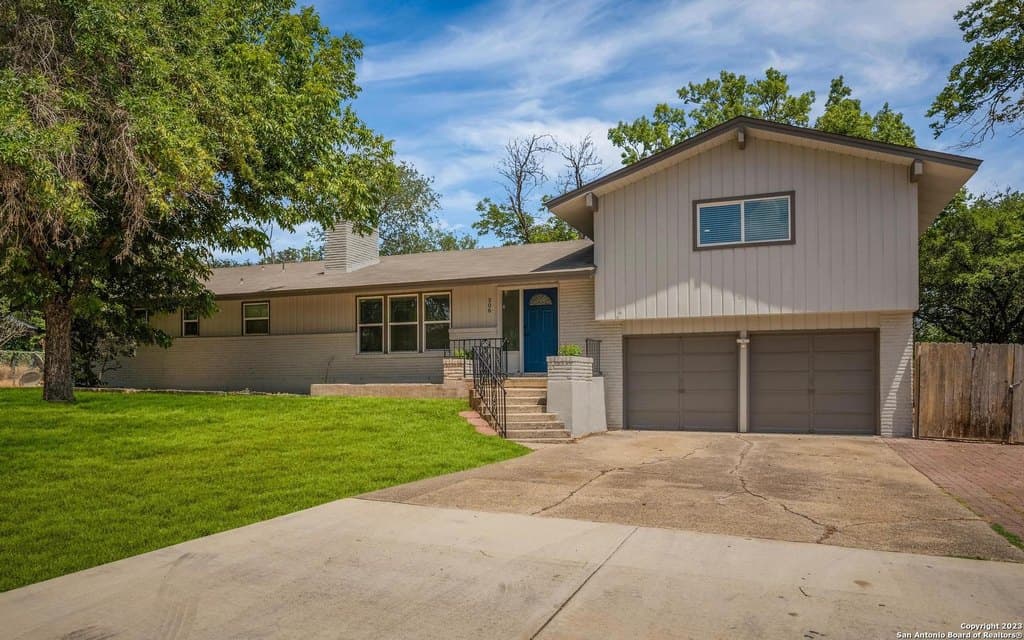 3 bedroom house for sale at 306 Antler Dr Castle Hills - $425,000