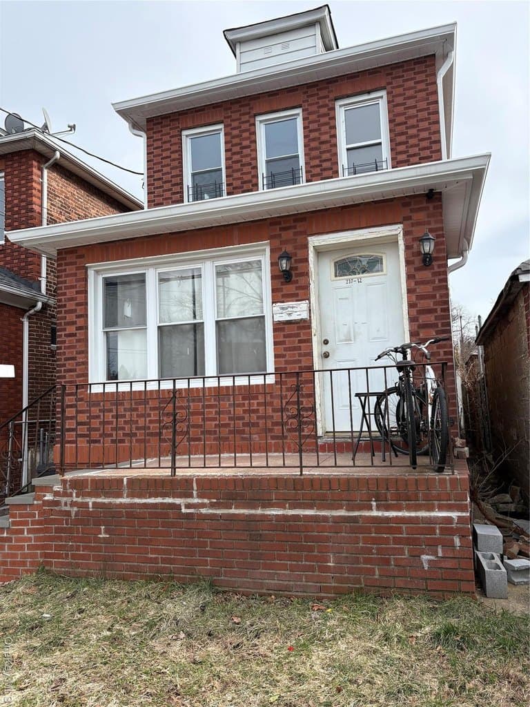 4 bedroom house for sale at 237-12 92nd Rd Bellerose - $849,000