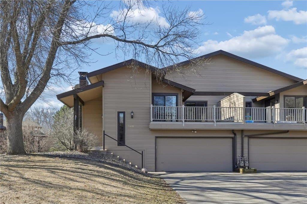 3 bedroom townhouse for sale at 14618 Hampshire Pl Burnsville 55306 - $299,000
