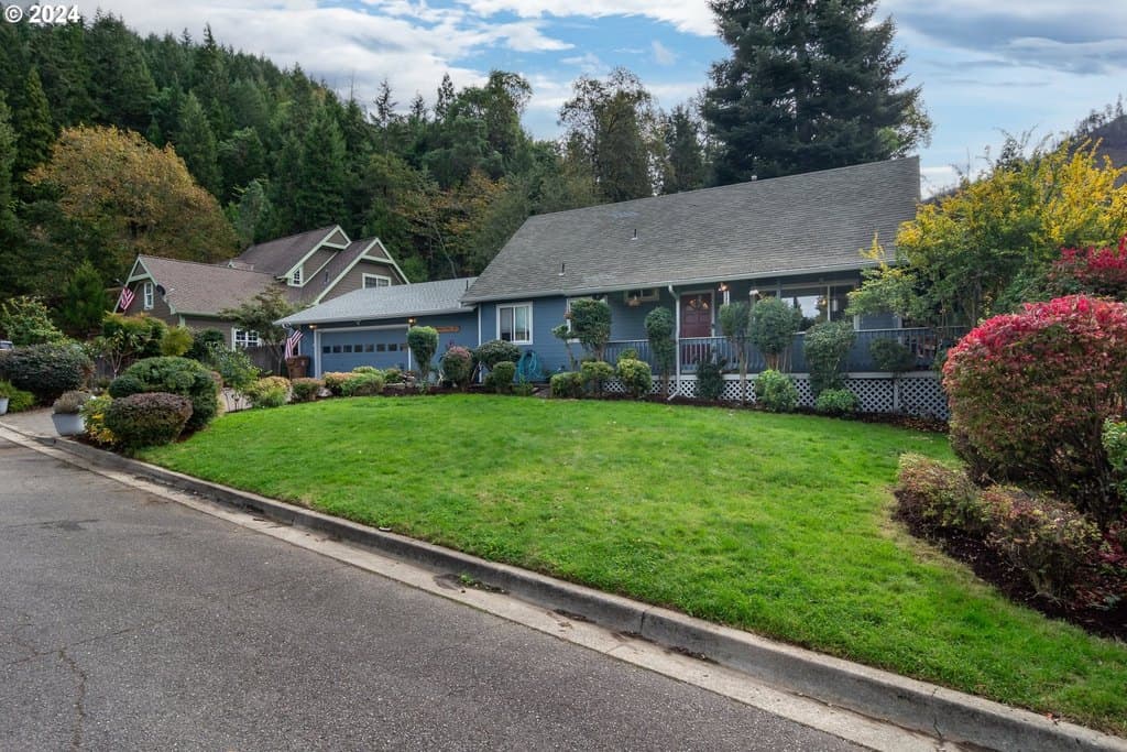 3 bedroom house for sale at 127 Deaton Ct Canyonville - $429,000