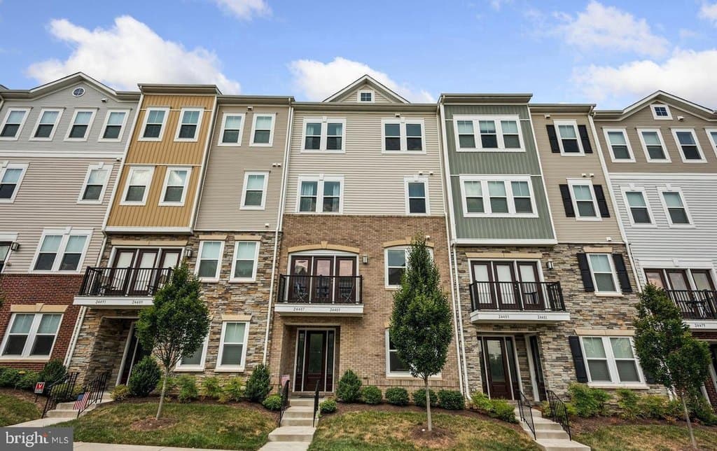 3 bedroom condo for sale at 24485 Amherst Forest Ter Aldie - $535,000