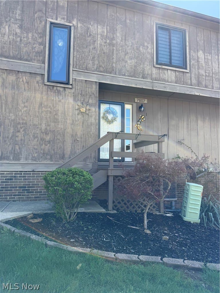 2 bedroom condo for sale at 7607 Creekwood Dr North Royalton 44133 - $220,000