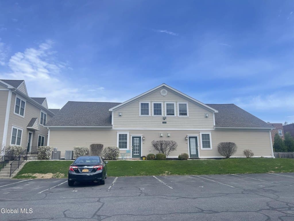 2 bedroom condo for sale at 1110 Western Ave Apt 9 Albany - $257,900