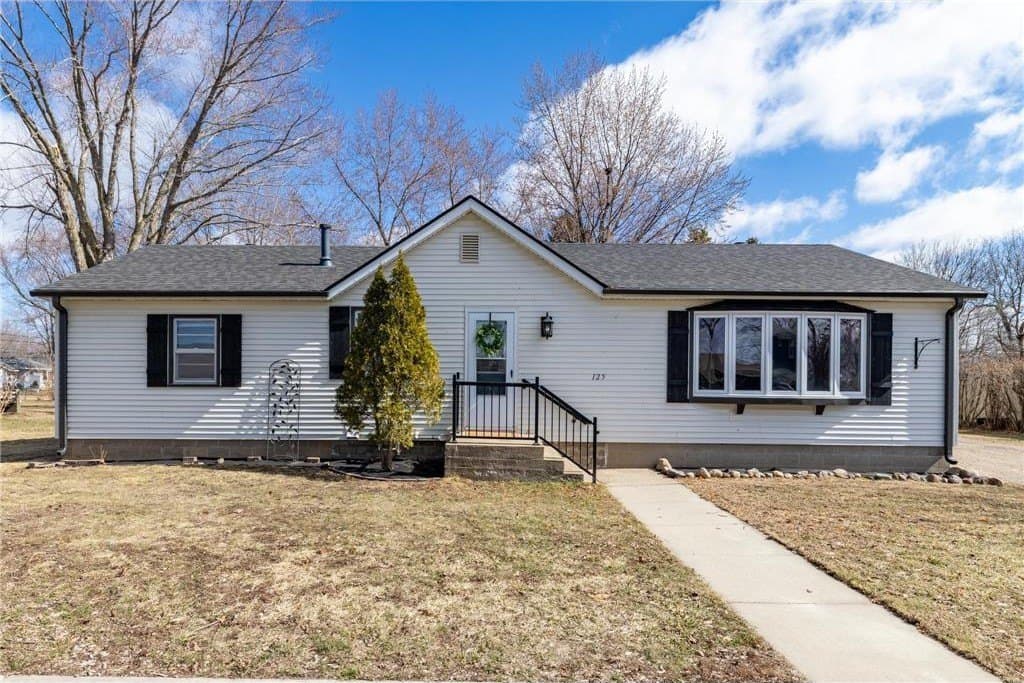 3 bedroom house for sale at 125 S Eagle St Belle Plaine - $299,900