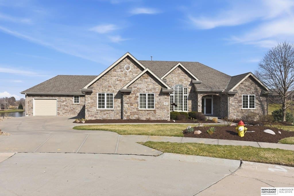 4 bedroom house for sale at 4802 Lakeside Cir Papillion 68133 - $760,000