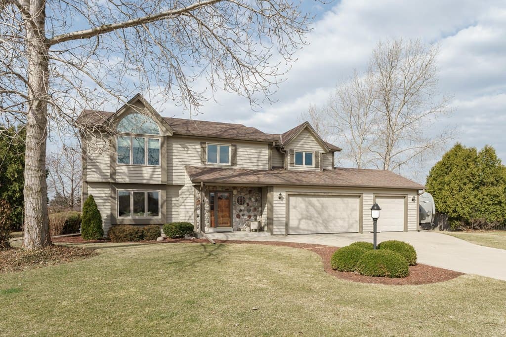 4 bedroom house for sale at N106W14764 Harrison Cir Germantown 53022 - $597,000