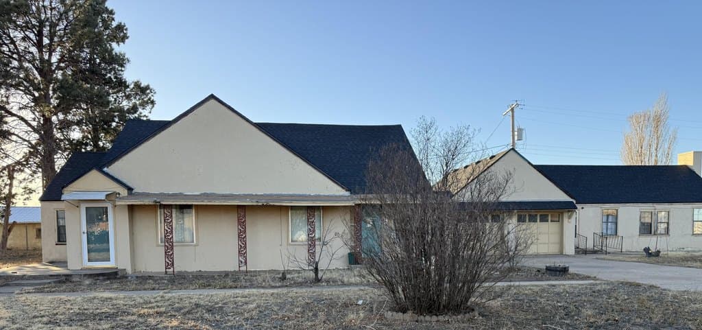 3 bedroom house for sale at 809 Avenue E Abernathy - $165,000