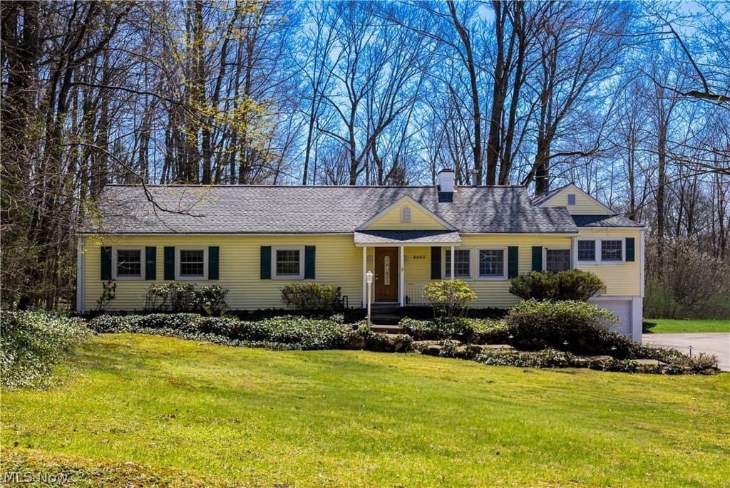 4 bedroom house for sale at 8253 Summit Dr Bainbridge 44023 - $390,000
