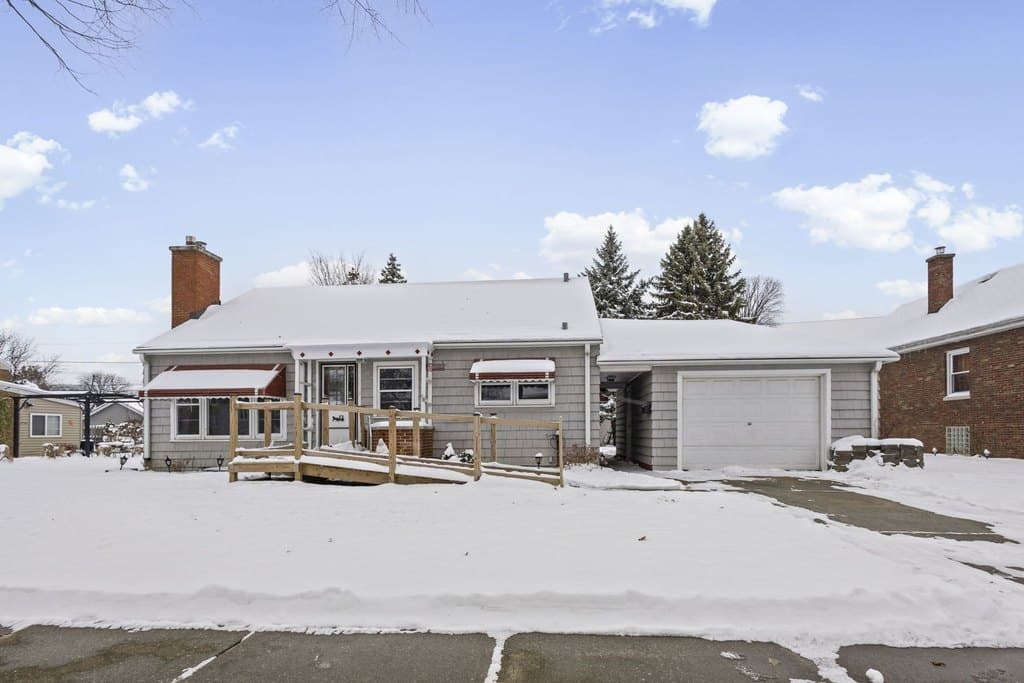 3 bedroom house for sale at 7824 W 66th Pl Bedford Park - $275,000