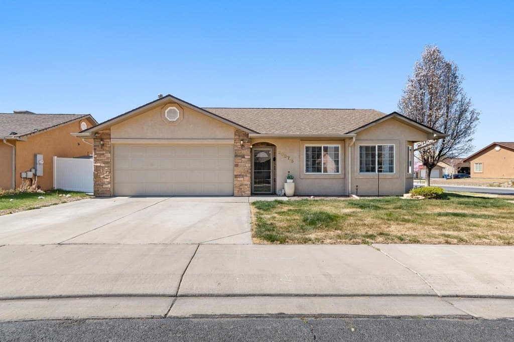 3 bedroom house for sale at 3007 1/2 Autumn Glenn Ct Grand Junction 81504 - $359,900