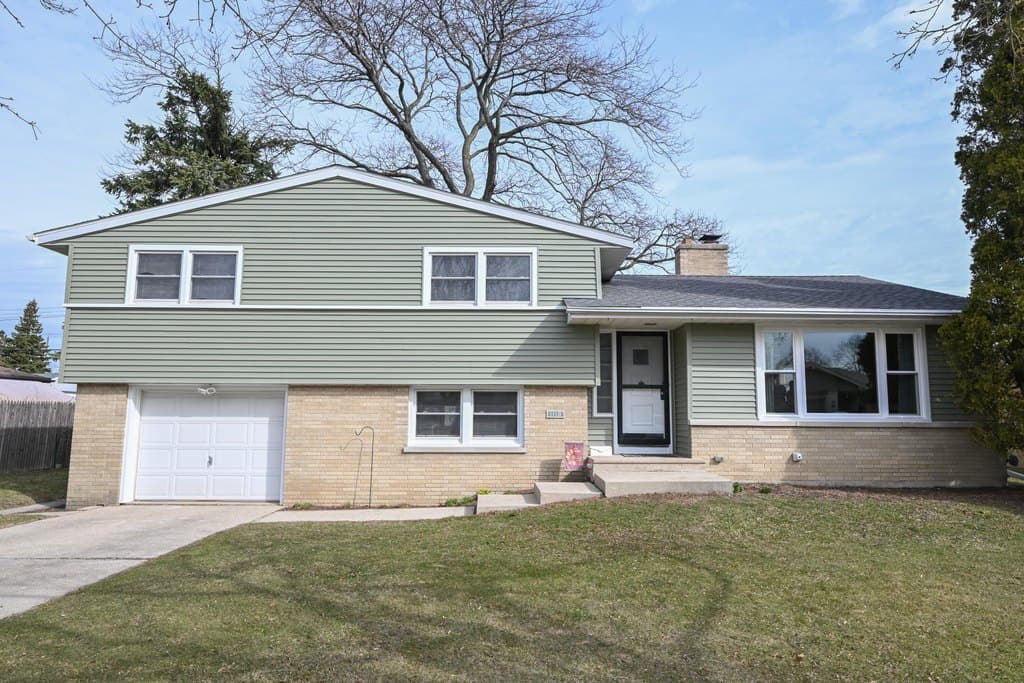 4 bedroom house for sale at 1110 Harmony Dr Racine 53402 - $299,900