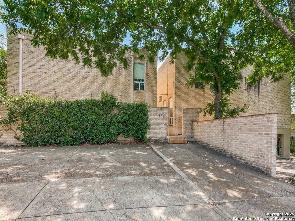 2 bedroom townhouse for sale at 166 Elizabeth Rd Apt C Alamo Heights - $395,000