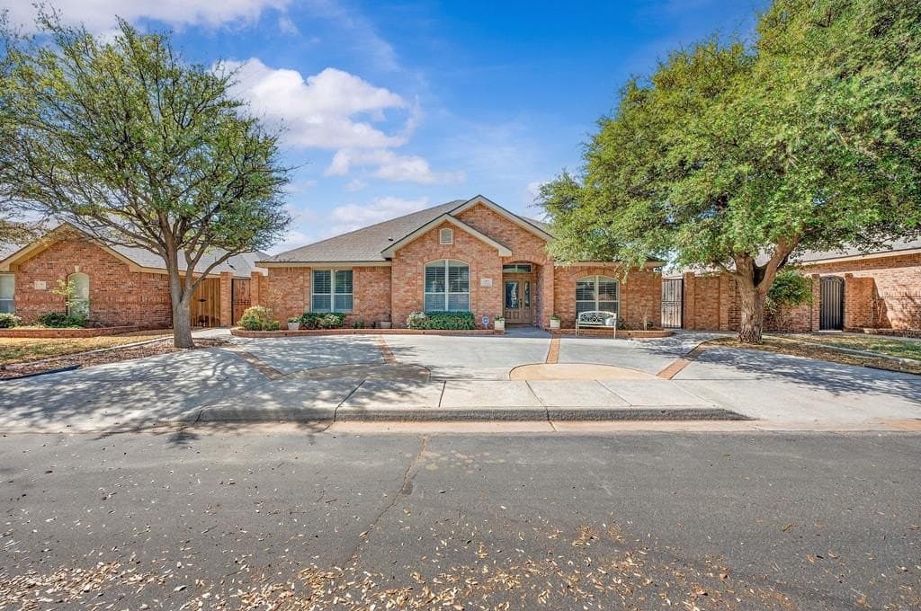 4 bedroom house for sale at 1003 Almont Pl Midland - $539,900