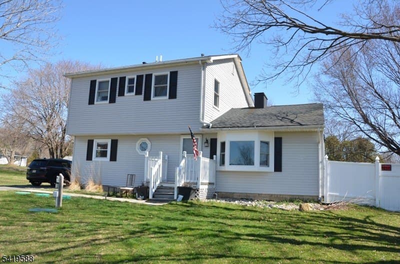 3 bedroom house for sale at 8 Millbrook Rd Broadway - $350,000