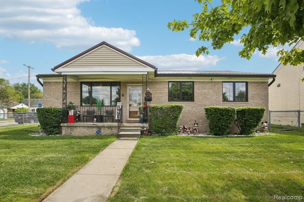 3 bedroom house for sale at 8286 Westminster Ave Warren 48089 - $240,000