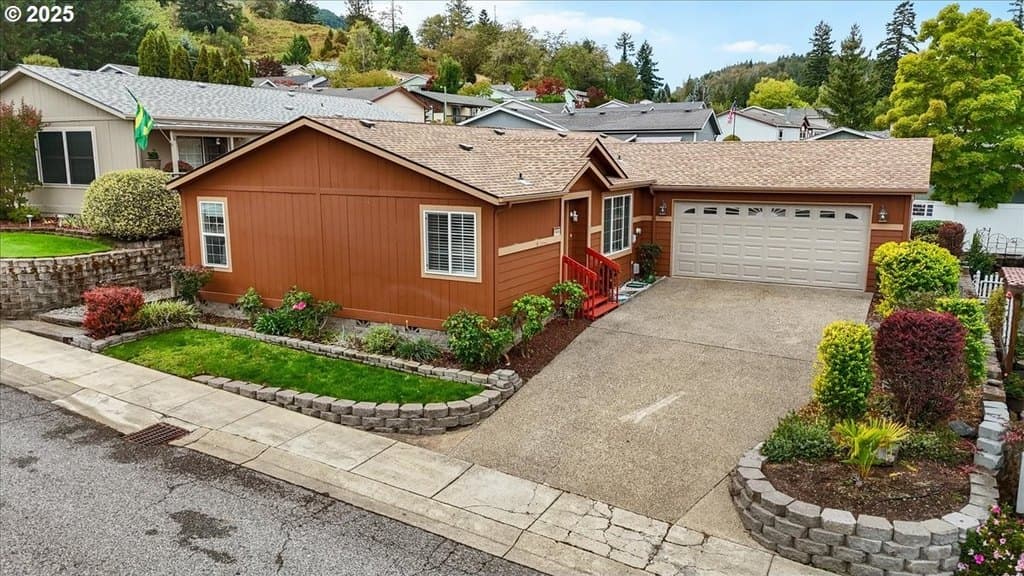 3 bedroom mobile home for sale at 145 Samantha Way Canyonville - $109,000