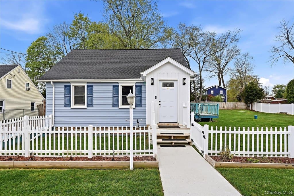 3 bedroom house for sale at 6 Dellacona Rd Carmel 10512 - $429,000