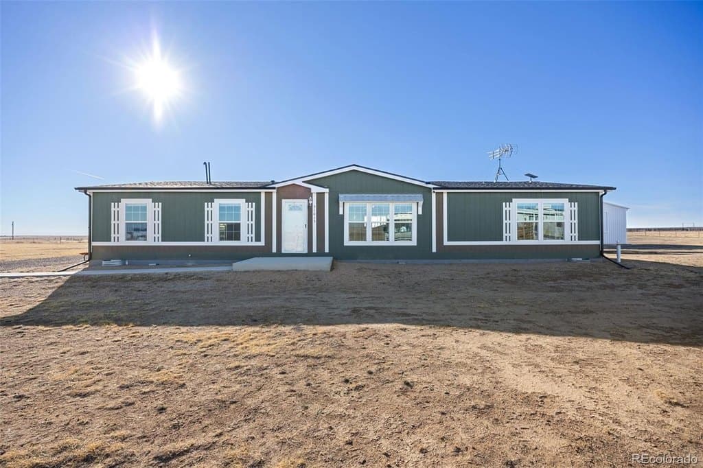 4 bedroom mobile home for sale at 51015 County Road 57 Ault - $575,000
