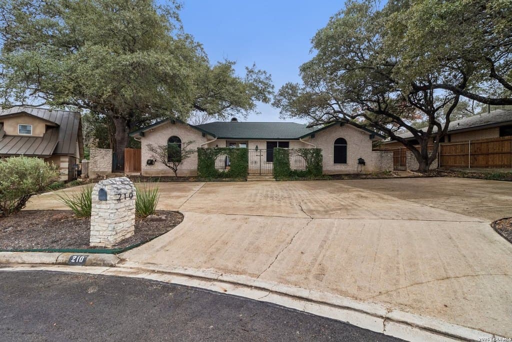 4 bedroom house for sale at 210 Chattington Ct Castle Hills - $725,000