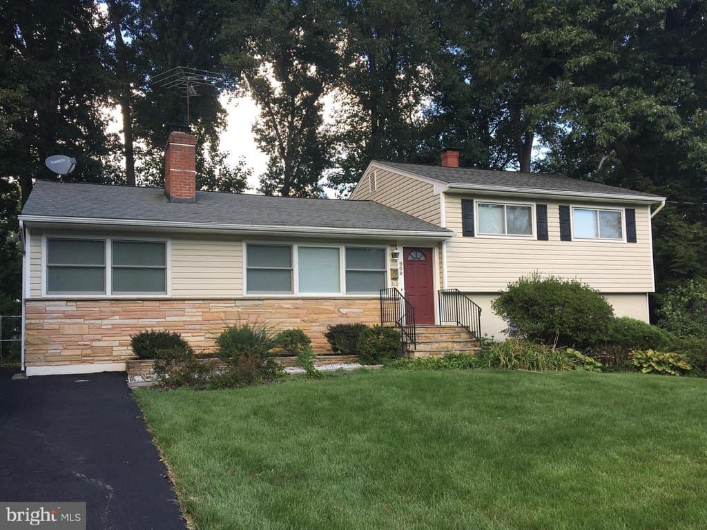 4 bedroom house for sale at 909 Plum St SW Vienna 22180 - $949,900
