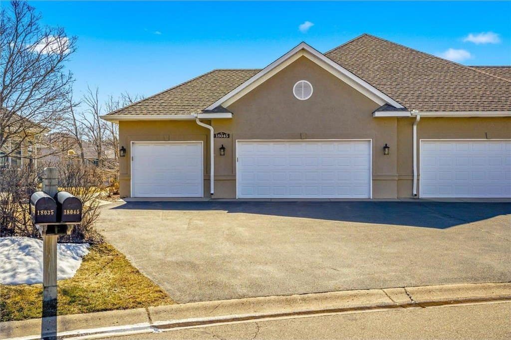 3 bedroom townhouse for sale at 18045 39th Pl N Plymouth 55446 - $525,000