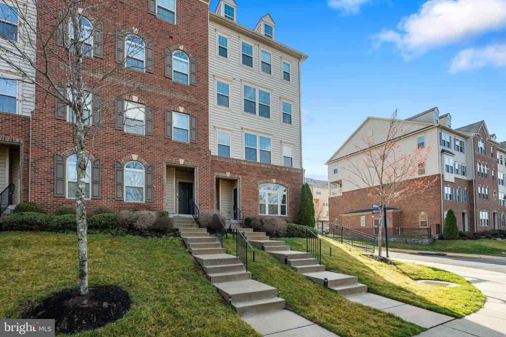 3 bedroom condo for sale at 25928 Racing Sun Dr Aldie - $499,900