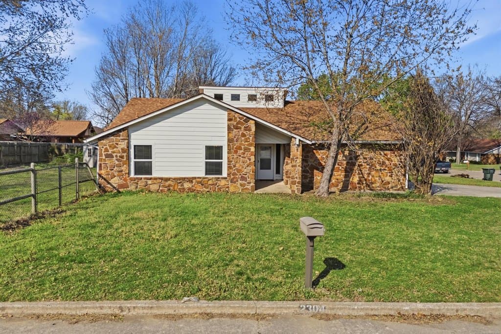 3 bedroom house for sale at 2304 N Dogwood St Owasso 74055 - $235,900