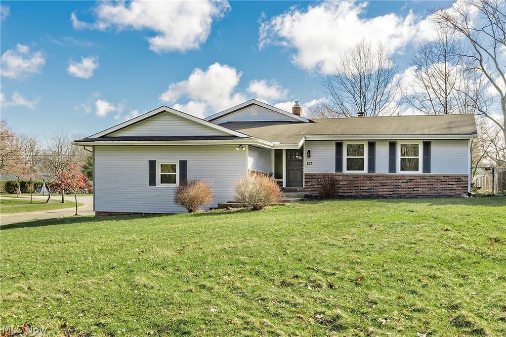 3 bedroom house for sale at 127 Brush Rd Richmond Heights 44143 - $299,900