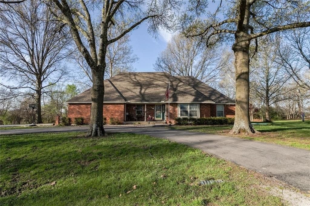 4 bedroom house for sale at 11 Skyline Dr Adrian - $450,000