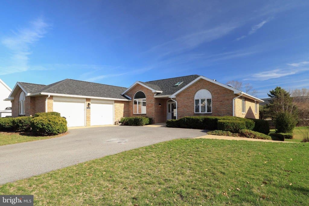 5 bedroom house for sale at 128 Waypoint Cir State College 16801 - $715,000