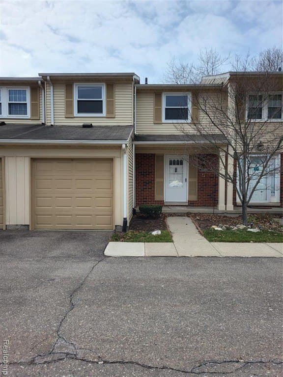 3 bedroom townhouse for sale at 1504 Brentwood Dr Unit 201 Troy 48098 - $339,900
