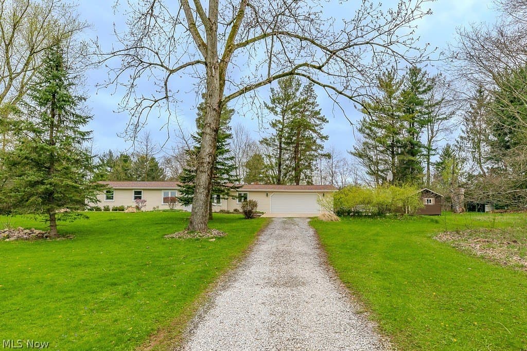 3 bedroom house for sale at 18890 Maplewood Ln Bainbridge 44023 - $269,900