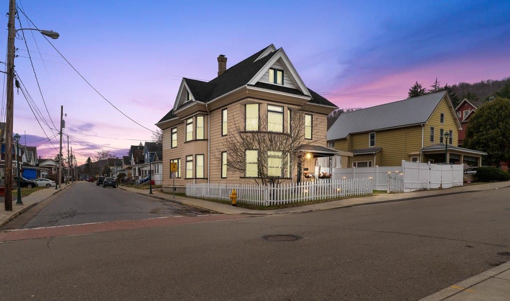 4 bedroom house for sale at 14 Park St Bradford - $199,900