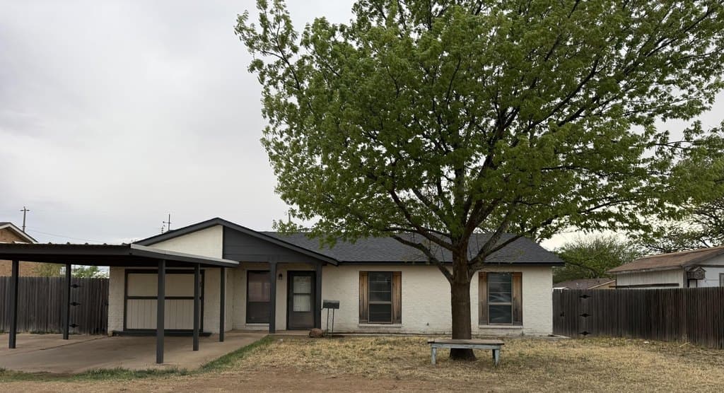 4 bedroom house for sale at 505 Avenue J Abernathy - $159,000