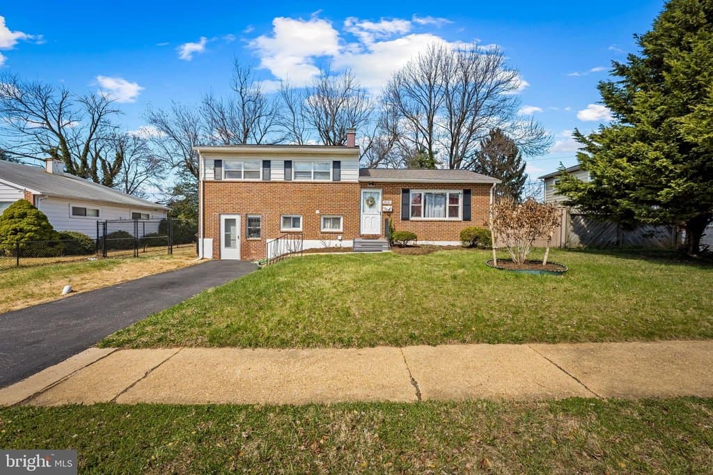 4 bedroom house for sale at 916 Prestwood Rd Catonsville - $299,000