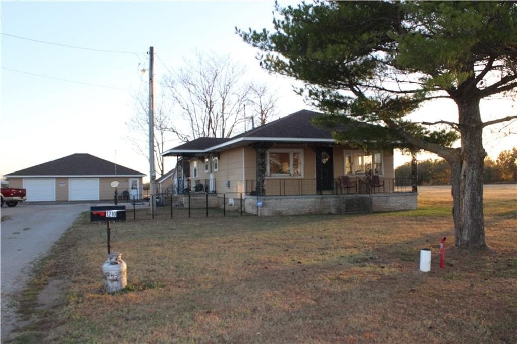 2 bedroom house for sale at 1210 E South St Arma - $175,000