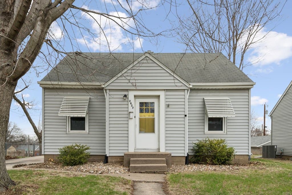 3 bedroom house for sale at 2627 College Ave Davenport 52803 - $149,999