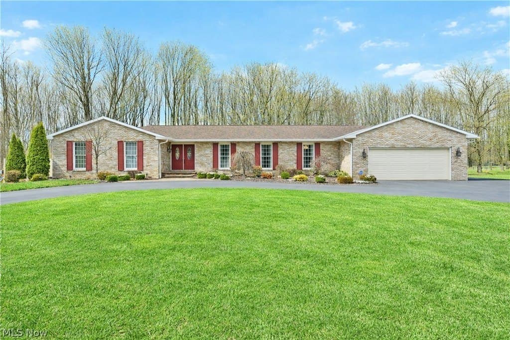 4 bedroom house for sale at 9271 Hillview Dr NE Howland Center 44484 - $549,900