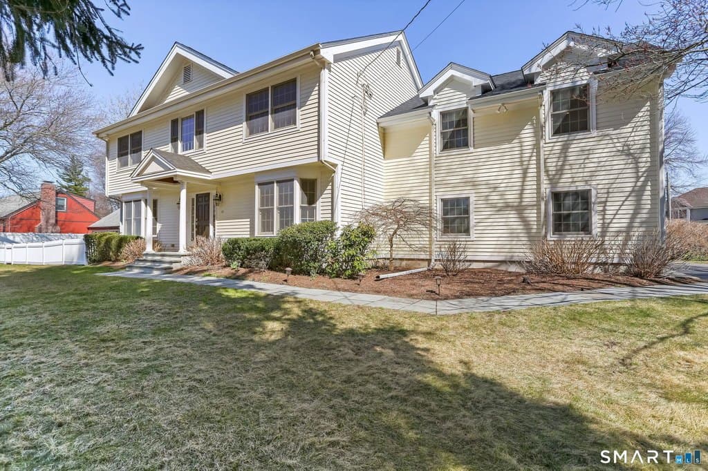 4 bedroom house for sale at 10 Maurice St Norwalk 06851 - $949,000