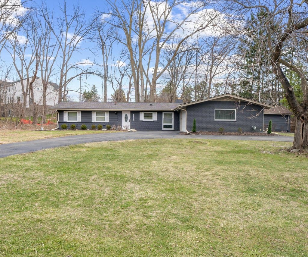 3 bedroom house for sale at 43440 Cottisford St Novi 48167 - $465,000