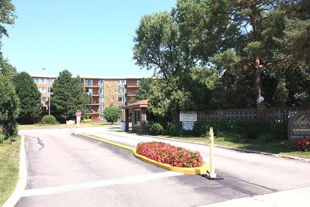 2 bedroom condo for sale at 16 E Old Willow Rd Apt 405S Prospect Heights 60070 - $229,000