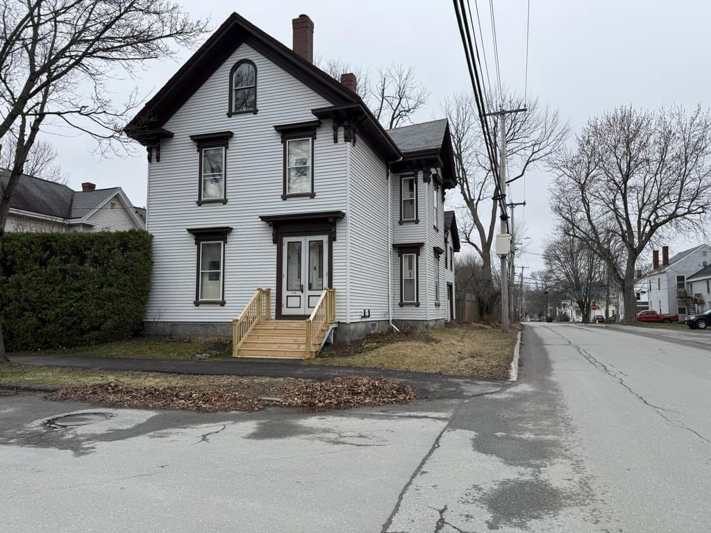 4 bedroom house for sale at 126 Grove St Bangor 04401 - $349,500