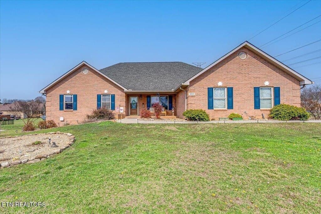 3 bedroom house for sale at 1012 Andover Blvd Alcoa - $699,000