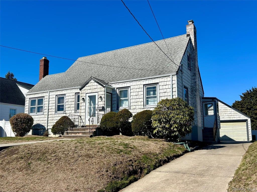 4 bedroom house for sale at 9 Hewlett Point Ave Bay Park - $575,000